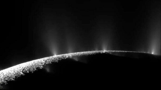 Enceladus: une énigme autour de la mystérieuse tache sombre