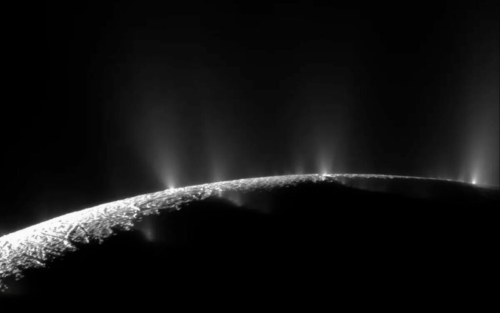 Enceladus: une énigme autour de la mystérieuse tache sombre