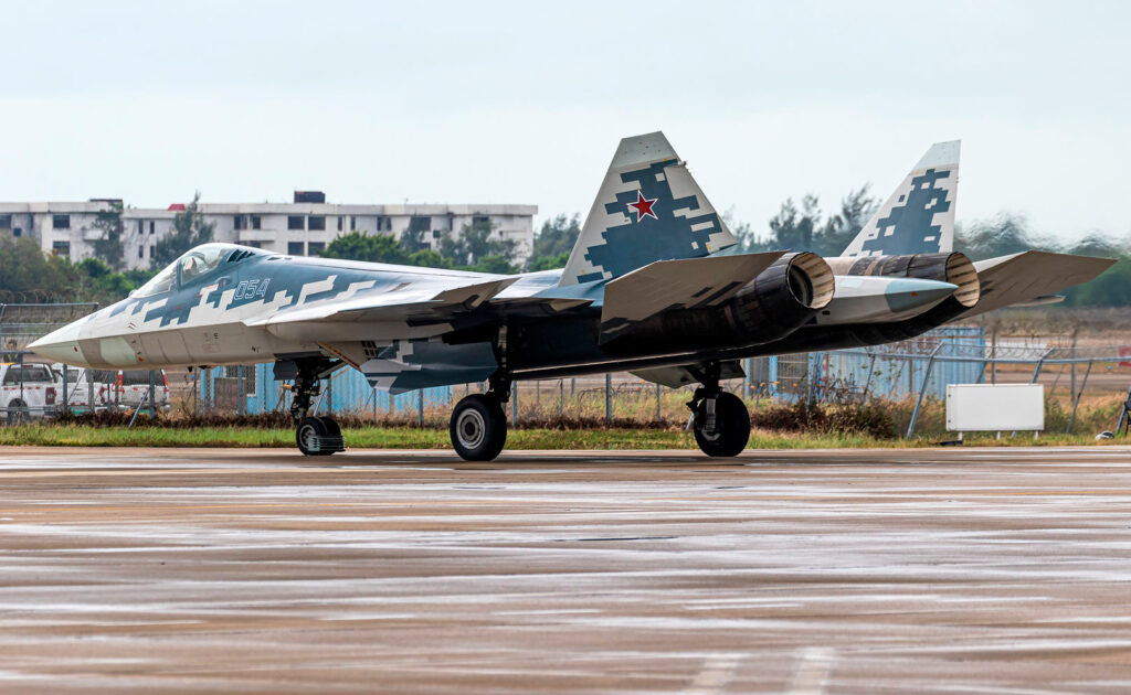 Présentation du chasseur furtif SU-57E au salon Aero India